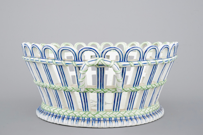 A Niderviller porcelain open-worked basket on stand, 18/19th C.